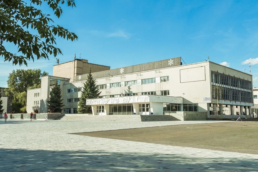 Шоу под дождём  «И где, …, счастье???»